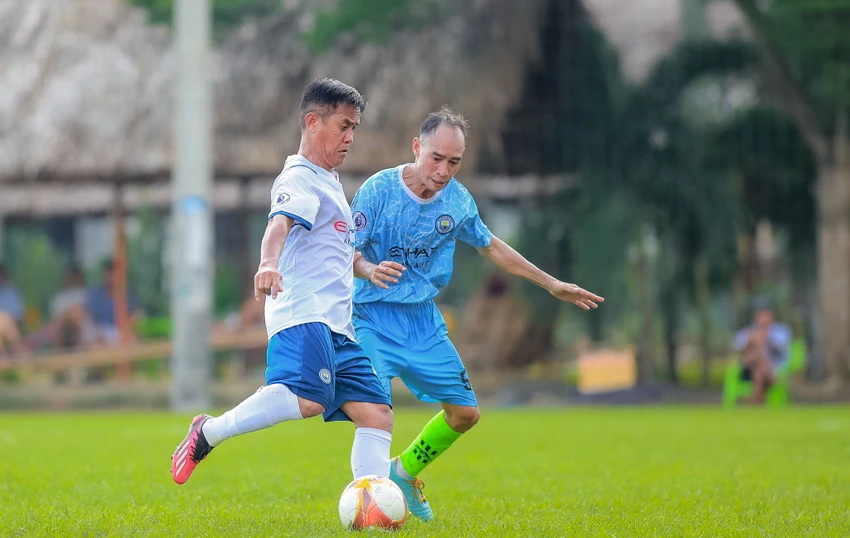 Cầu thủ Phước Thái lão luyện từ sân futsal cho đến sân 7 người hiện khoác áo Lão tướng Quận 6 vẫn chạy tốt trên sân cỏ 11 người.