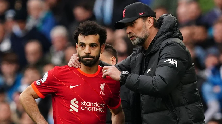 HLV Klopp không muốn để học trò cưng Salah rơi vào tay gã nhà giàu Al Ittihad. Ảnh: GETTY. HLV Klopp không muốn để học trò cưng Salah rơi vào tay gã nhà giàu Al Ittihad. Ảnh: GETTY.