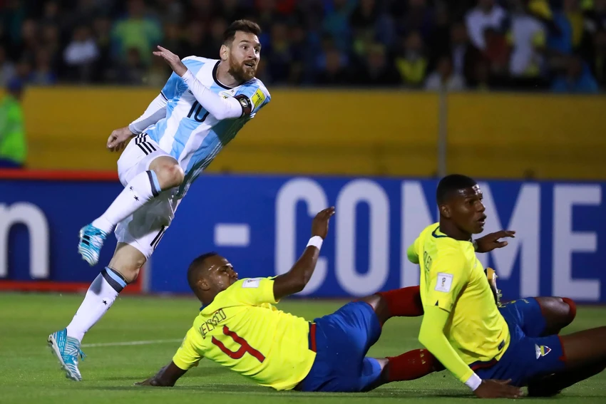 Messi thừa nhận trung vệ Romero xuất sắc nhất trong trận thắng khó Ecuador mà anh là tác giả của bàn thắng duy nhất. Ảnh: GETTY. Messi thừa nhận trung vệ Romero xuất sắc nhất trong trận thắng khó Ecuador mà anh là tác giả của bàn thắng duy nhất. Ảnh: GETTY.
