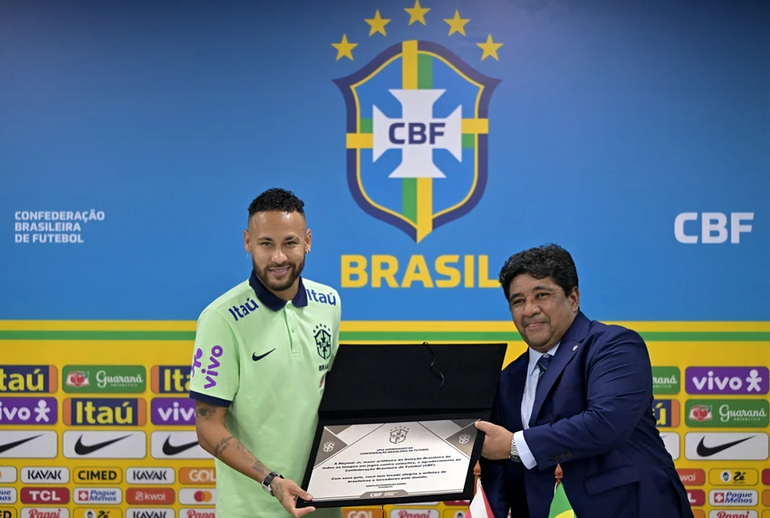 Chủ tịch Liên đoàn bóng đá Brazil Ednaldo Rodrigues trao bảng danh vị cho Neymar. Ảnh: GETTY. Chủ tịch Liên đoàn bóng đá Brazil Ednaldo Rodrigues trao bảng danh vị cho Neymar. Ảnh: GETTY.
