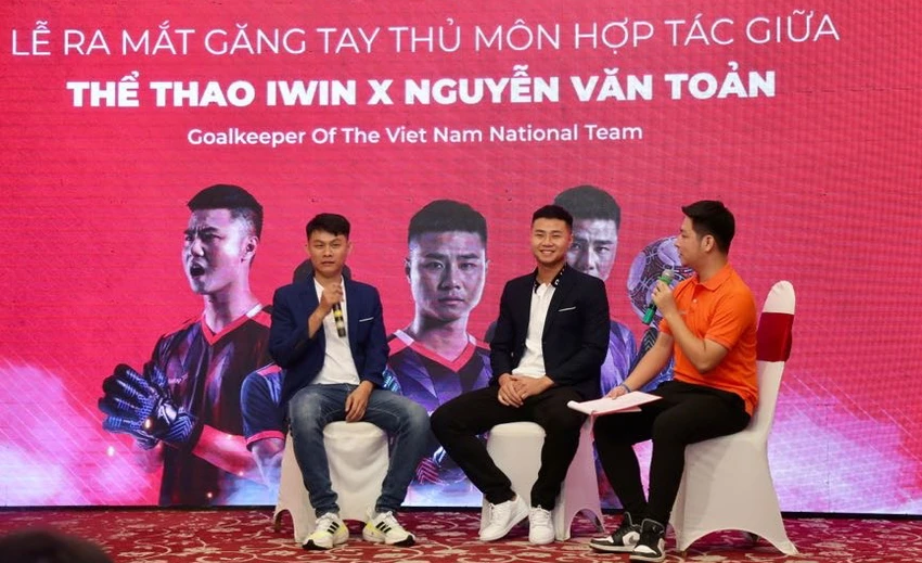 Thủ môn Văn Toản cho biết anh cảm thấy tự tin hơn khi mang găng tay iWin. Thủ môn Văn Toản cho biết anh cảm thấy tự tin hơn khi mang găng tay iWin.