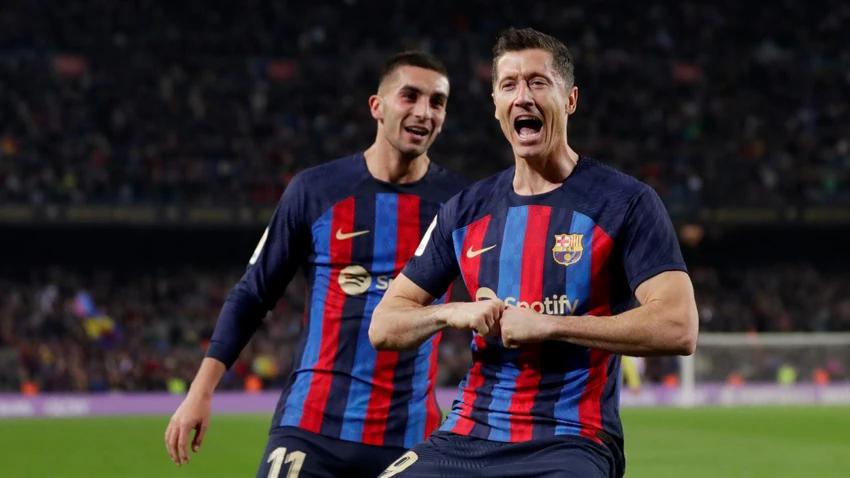 Chân sút người Ba Lan đang chơi tốt trong màu áo Barcelona. Ảnh: GETTY. Chân sút người Ba Lan đang chơi tốt trong màu áo Barcelona. Ảnh: GETTY.