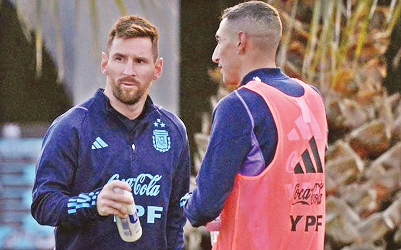 Nhạc trưởng của Argentina trao lại băng thủ quân cho đồng đội Di Maria. Ảnh: GETTY. Nhạc trưởng của Argentina trao lại băng thủ quân cho đồng đội Di Maria. Ảnh: GETTY.