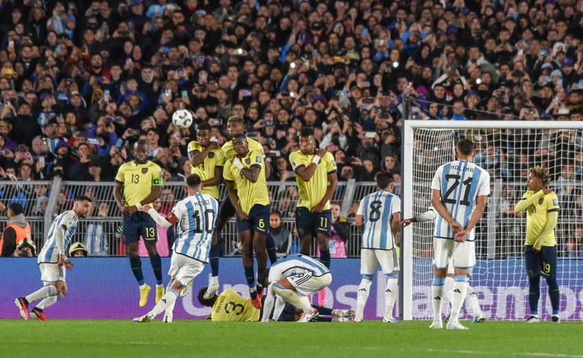 Mới tuần trước, Messi đã mang về chiến thắng cho đội nhà sau một cú sút phạt tuyệt đẹp vào lưới Ecuador. Ảnh: GETTY. Mới tuần trước, Messi đã mang về chiến thắng cho đội nhà sau một cú sút phạt tuyệt đẹp vào lưới Ecuador. Ảnh: GETTY.