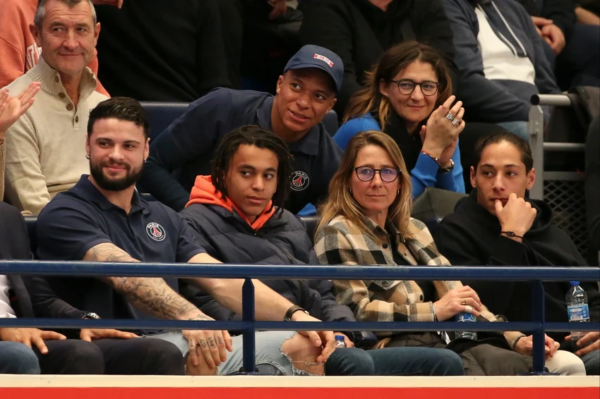 mbappe-giu-quyen-im-lang.png