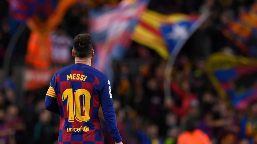 messi-banderas-hinchas-barcelona.jpg
