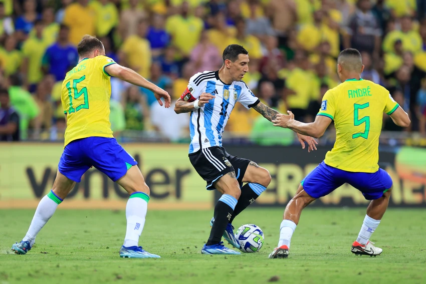 di-maria-chia-tay-doi-tuyen-argentina-vi-khong-the-tranh-suat-cua-messi (2).jpg