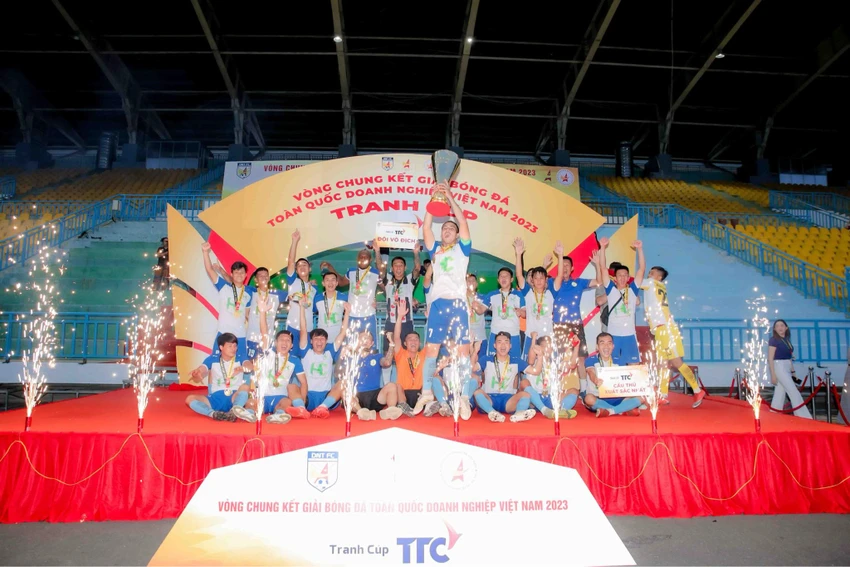 hoa-canh-fc-dang-quang-giai-doanh-nghiep-viet-nam-2023 (2).jpg