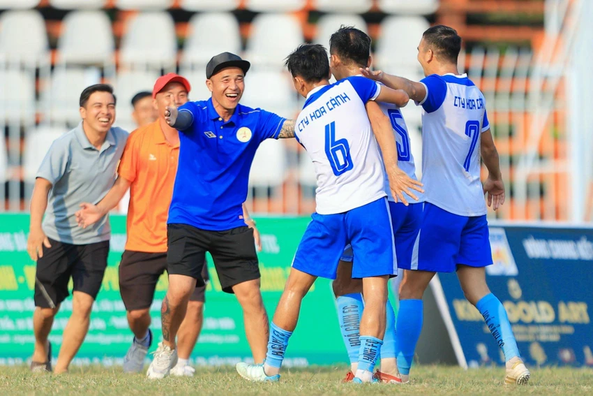 hoa-canh-fc-dang-quang-giai-doanh-nghiep-viet-nam-2023 (6).jpg