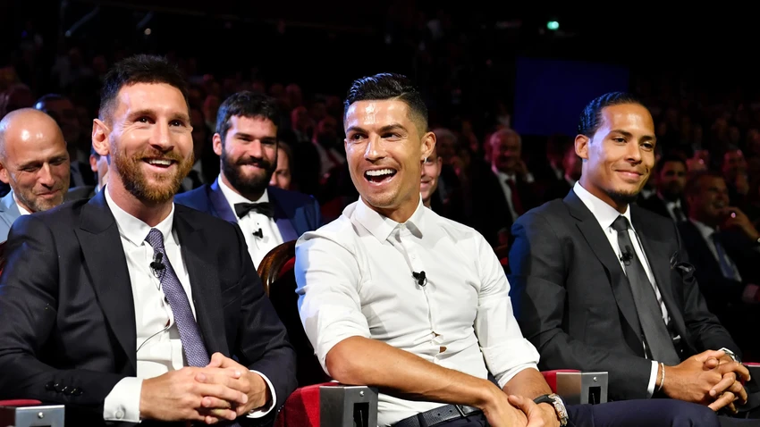 ronaldo-va-messi-bi-qua-mat (3).jpg