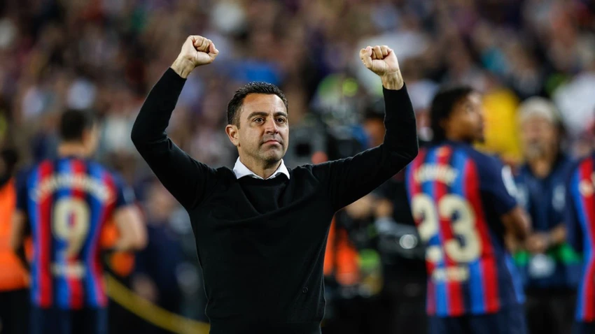hlv-xavi-bi-cong-kich-va-nguy-co-mat-ghe-nong-o-barca (1).jpg
