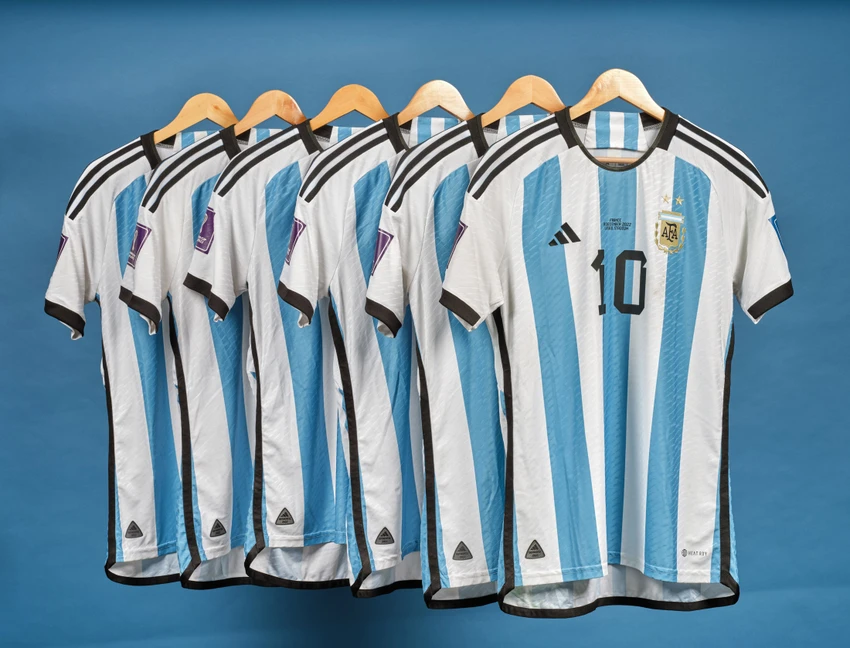 ban-6-chiec-ao-gia-7-8-trieu-usd-va-nghia-cu-dep-cua-messi (1).jpg