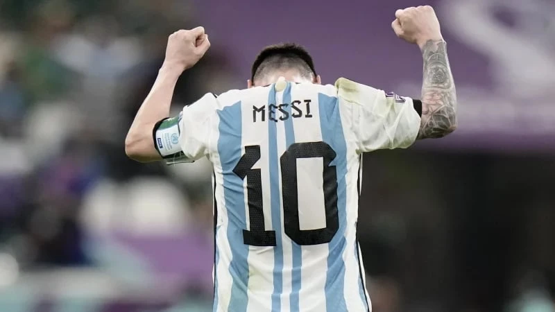 ban-6-chiec-ao-gia-7-8-trieu-usd-va-nghia-cu-dep-cua-messi (3).jpg
