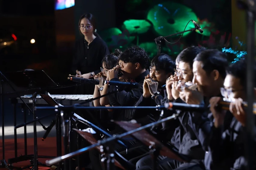 nghe-tieng-ken-harmonica-giua-dai-ngan-ban-me-3-2400.jpg