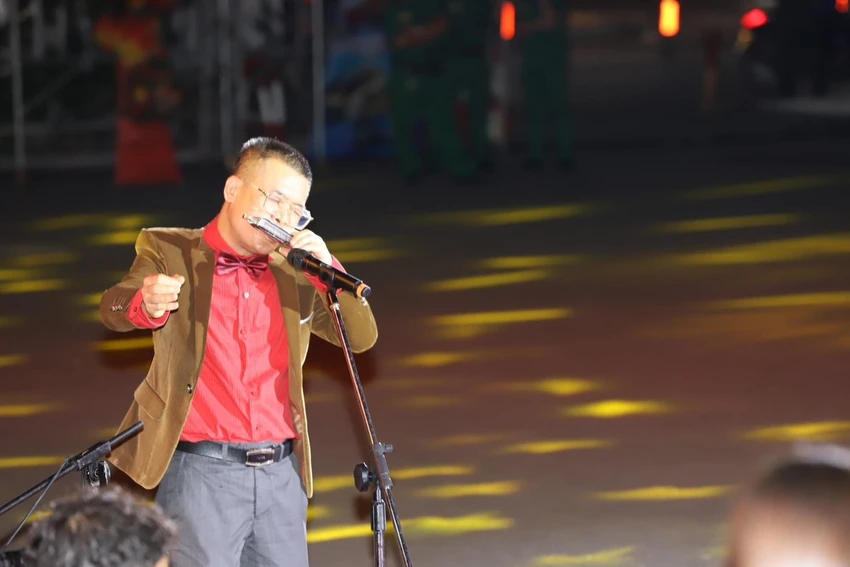 nghe-tieng-ken-harmonica-giua-dai-ngan-ban-me-6-9225.jpg