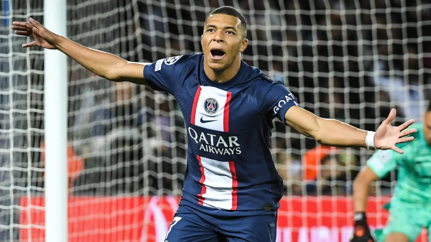 psg-giu-chan-mbappe-voi-ban-hop-dong-5-nam-co-gia-hon-1-ti-euro (3).jpg
