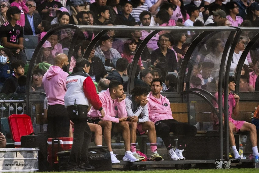chinh-quyen-va-nguoi-ham-mo-hong-kong-noi-gian-vi-messi-khong-ra-san (1).jpg