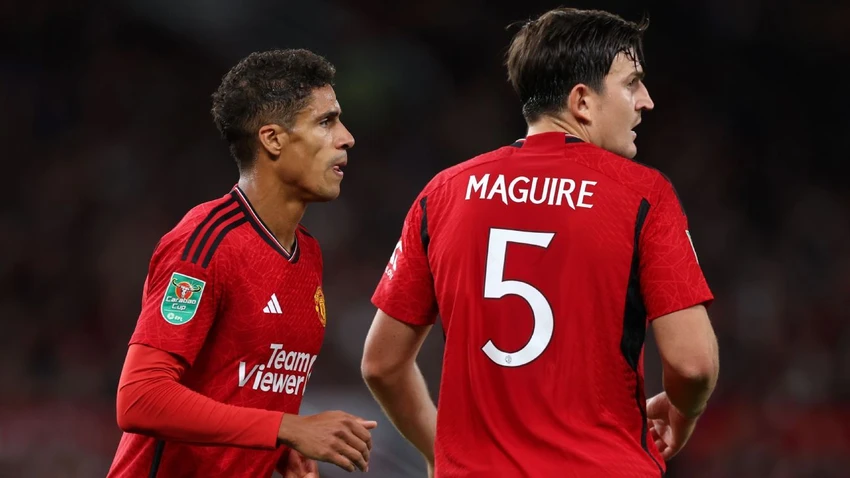 varane-tranh-cai-du-doi-voi-hlv-ten-hag (1).jpg