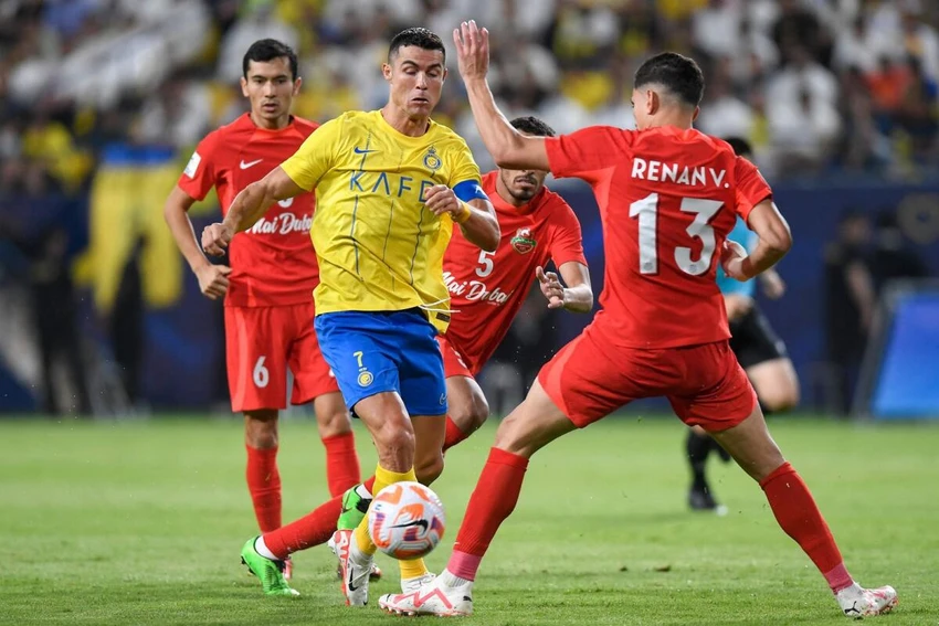 ronaldo-bi-trung-phat-vi-hanh-vi-bat-lich-su (1).jpg