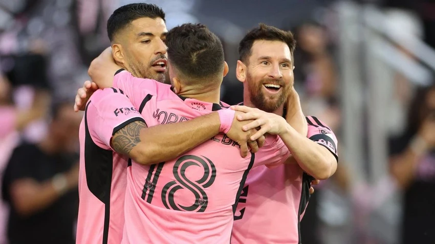 messi-va-suarez-noi-gi-sau-chien-thang-5-sao-cua-inter-miami (3).jpg