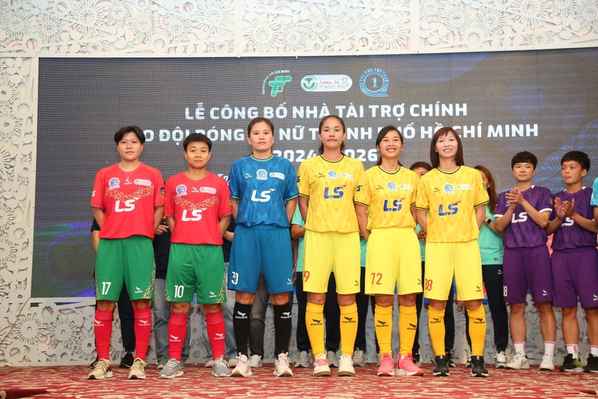 mon-qua-8-3-y-nghia-cho-bong-da-nu-tp-hcm (4).jpg