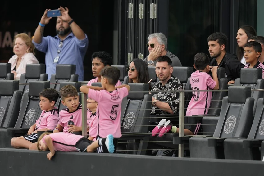 ronaldo-lai-bi-che-gieu-vi-messi (1).jpg