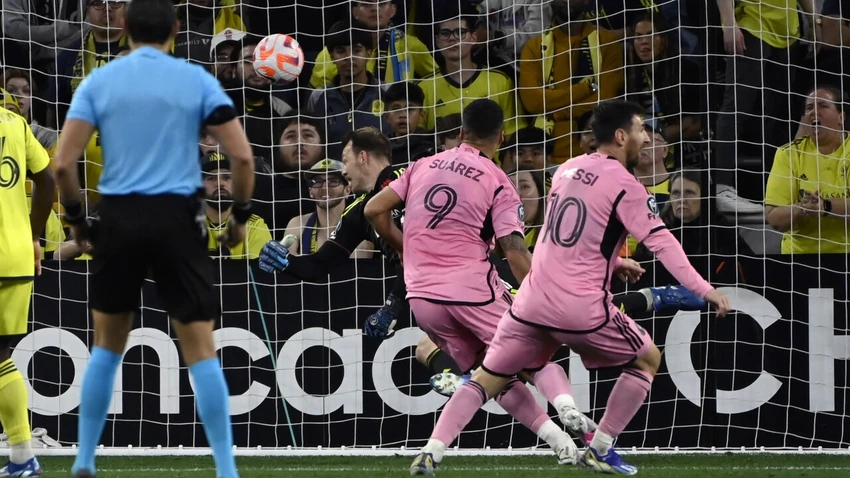 messi-choi-tran-luot-ve-concacaf-champions-league (3).jpg