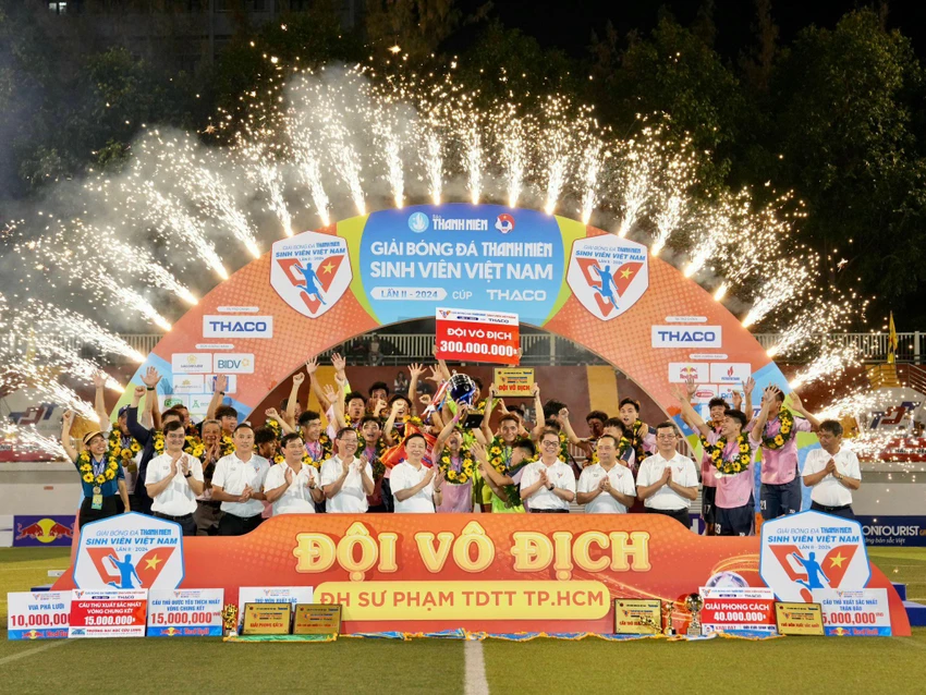 dh-su-pham-tdtt-tp-hcm-thau-tom-danh-hieu-o-giai-bong-da-sinh-vien (1).jpg