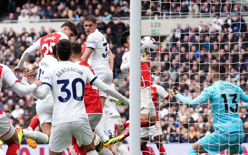 arsenal-dua-vo-dich-va-thu-thach-o-nghia-dia-old-trafford (1).jpg