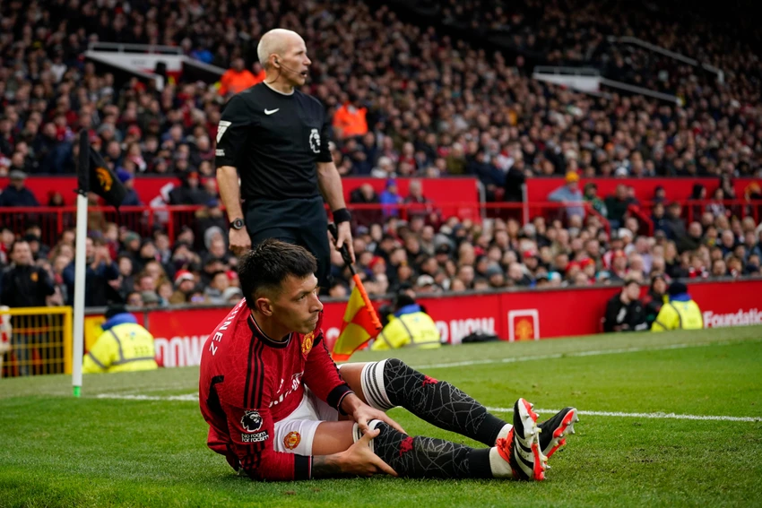 hlv-ten-hag-dap-tra-gay-gat-ve-viec-cau-thu-man-united-tron-ra-san (3).jpg