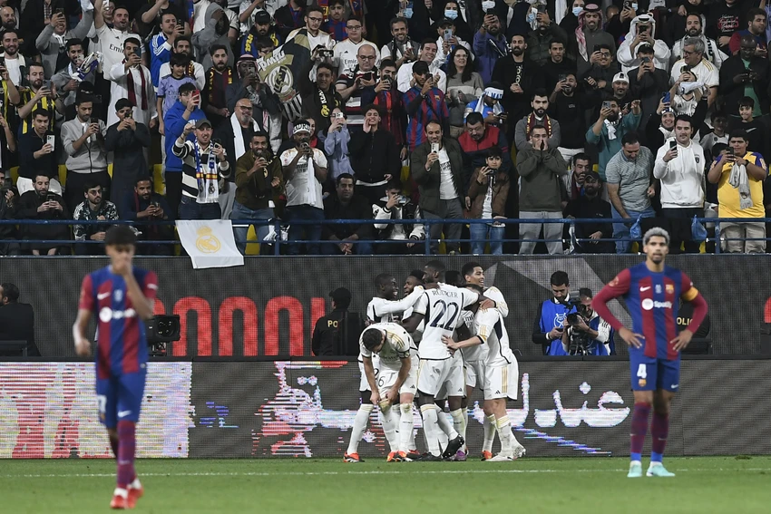 barca-sa-thai-hlv-gay-soc-va-tran-cuoi-cua-xavi (1).jpg