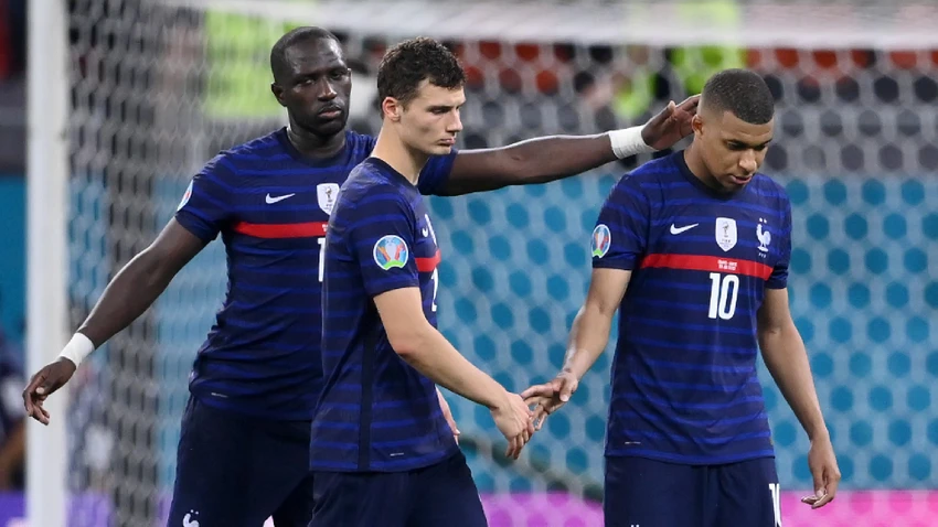 mbappe-bi-cao-buoc-phan-boi (1).jpg