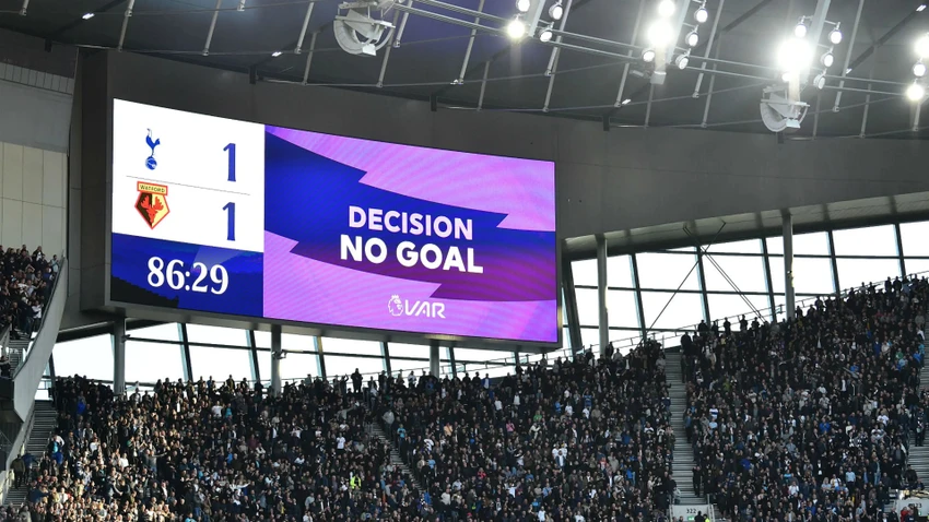 Premier League không bỏ VAR