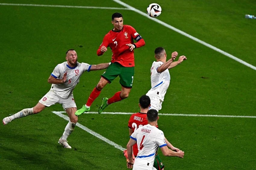 ronaldo-bi-chi-trich-la-cau-thu-toi-te-nhat (3).jpg
