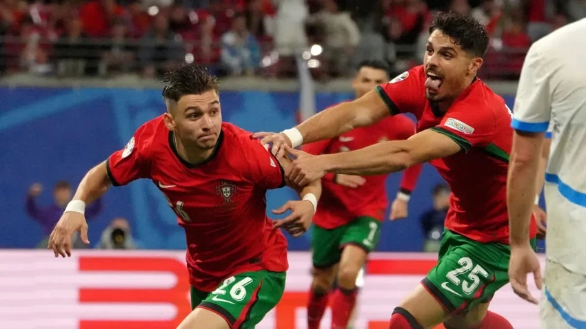 vao-san-2-phut-da-ghi-ban-conceicao-toa-sang-hon-ronaldo (2).jpg