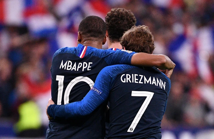 mbappe-mang-mat-na-ra-san-dai-chien-ha-lan (3).jpg