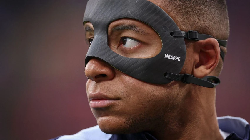 mbappe-deo-mat-na-ra-san-ghi-2-ban-va-2-kien-tao (1).jpg