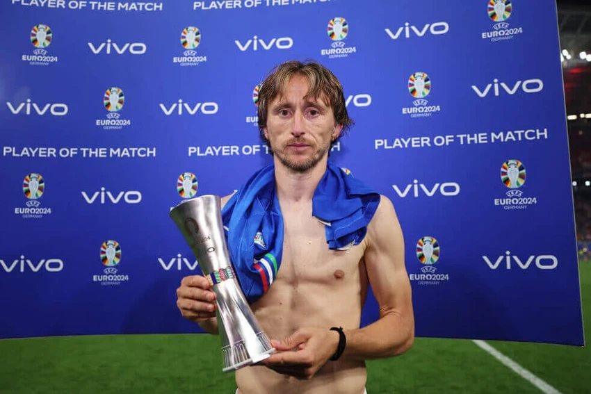loi-noi-cuoi-cung-cua-modric-tren-san-khau-lon-euro (3).jpg
