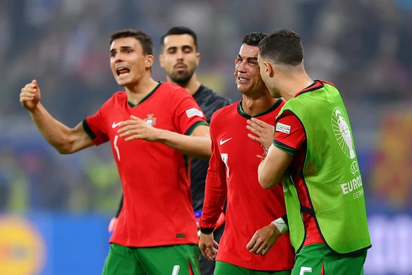 Ronaldo ngồi dự bị