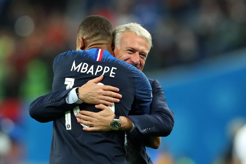 hlv-descham-benh-vuc-cho-man-trinh-dien-kem-cua-doi-truong-mbappe (3).jpg