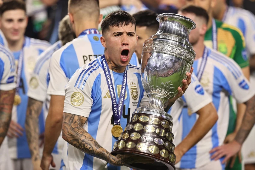 hai-nha-vo-dich-euro-va-copa-america-gap-hoa-vi-an-mung-qua-lo (2).jpg