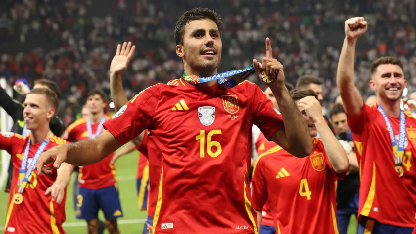 hai-nha-vo-dich-euro-va-copa-america-gap-hoa-vi-an-mung-qua-lo (3).jpg