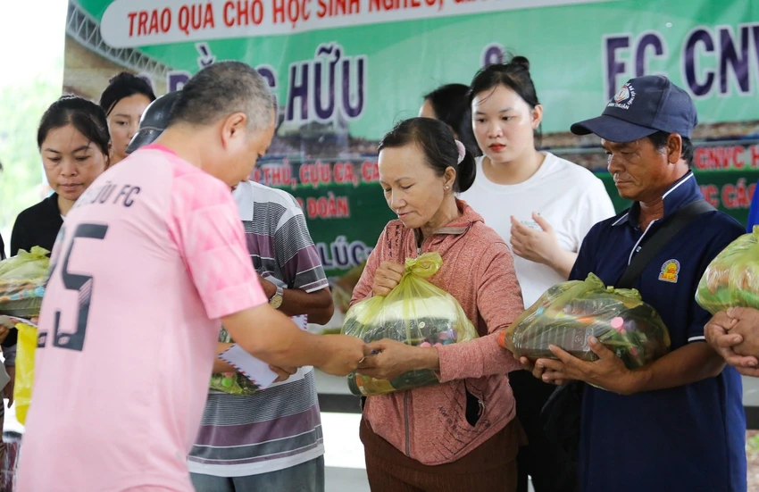 bong-da-lan-toa-yeu-thuong-o-huyen-ham-tan (8).jpg
