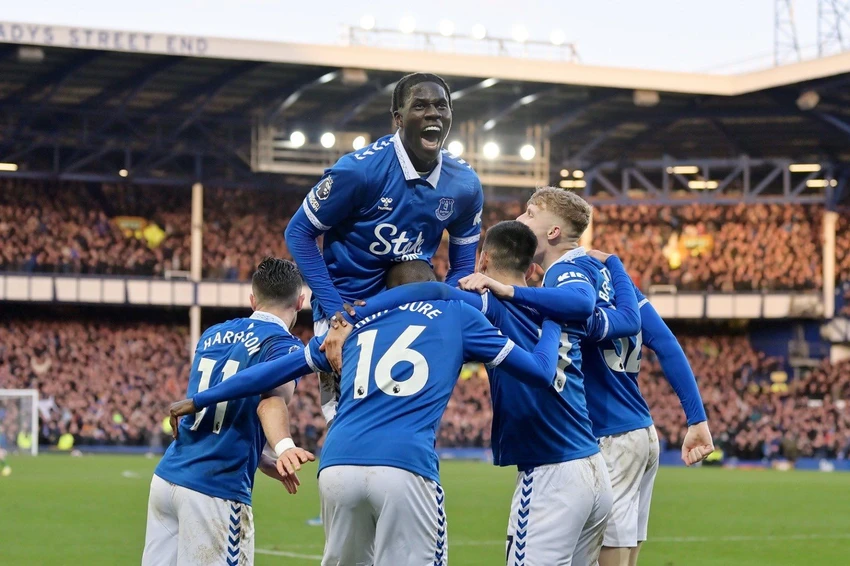 arsenal-san-ky-luc-va-tai-chiem-ngoi-dau-bang-xep-hang-premier-league (1).jpeg