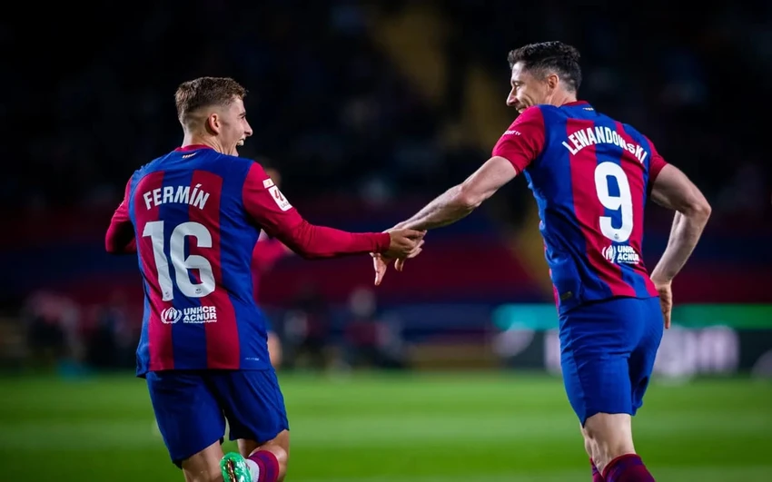 vang-7-cau-thu-barcelona-van-rong-cua-thang-tan-binh-real-valladolid (4).jpg