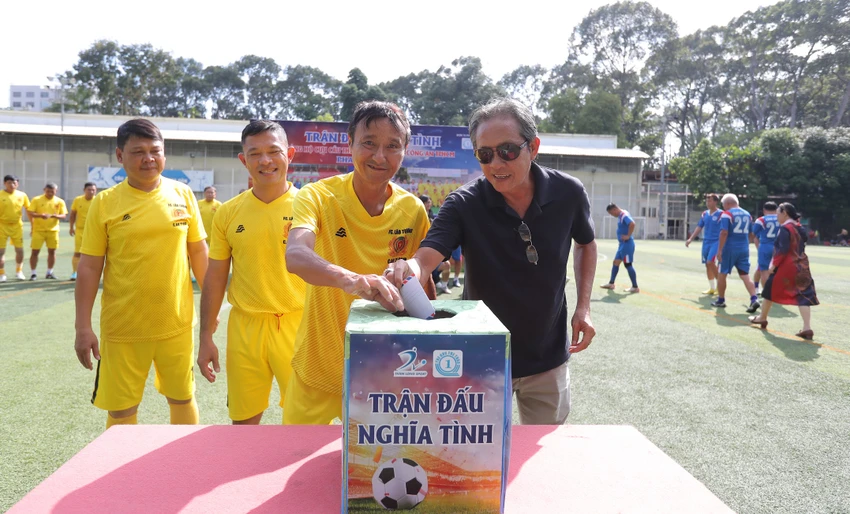 nhung-tam-long-vang-ho-tro-cuu-danh-thu-phan-huu-phat (1).JPG