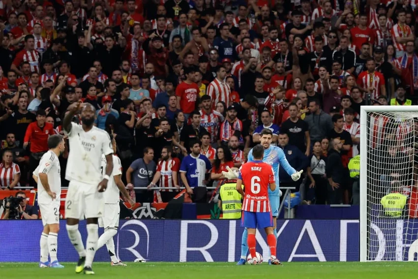 thu-mon-courtois-bi-tan-cong-trong-tran-derby-madrid-nay-lua (4).jpg