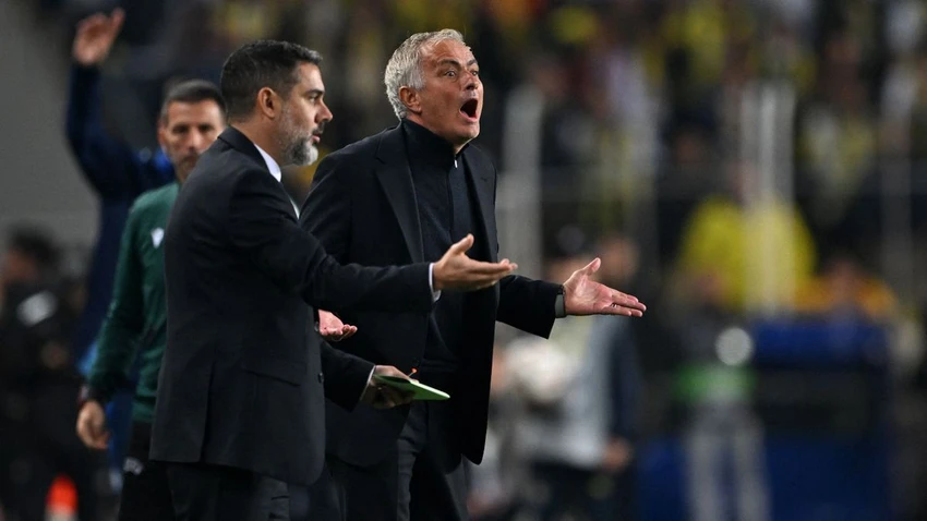 lai-bi-trong-tai-duoi-khoi-san-hlv-jose-mourinho-cham-biem-sau-cay (1).jpeg