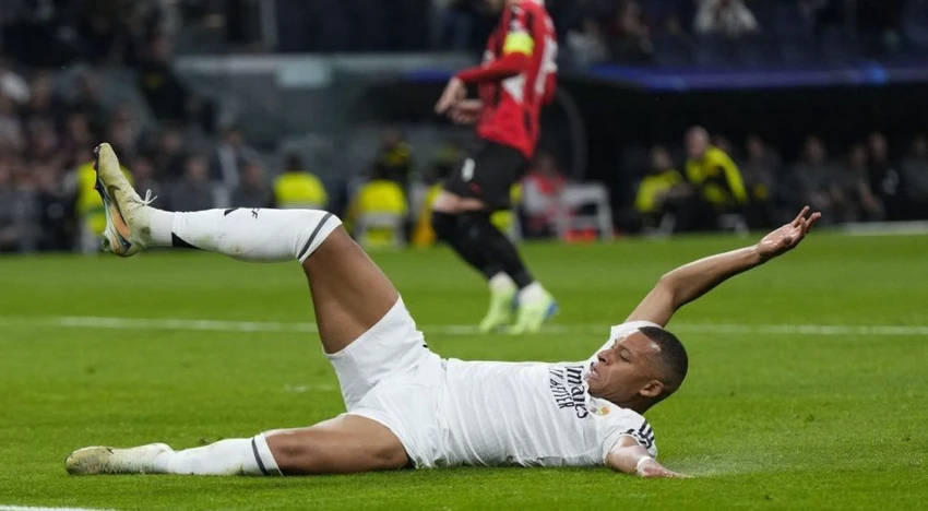 soc-mbappe-khong-len-doi-tuyen-phap-vi-muon-gianh-qua-bong-vang (1).jpg