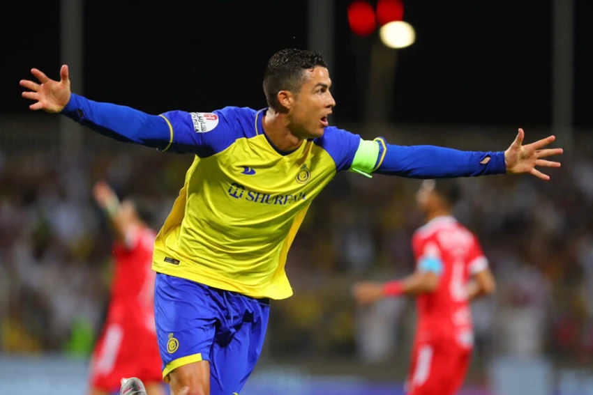 bac-si-tham-my-kien-sieu-sao-ronaldo-no-tien (1).jpg